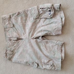 Boys Under Armour Camo Cargo Ripstop Shorts Boys Size YSM Beige Adjustab…